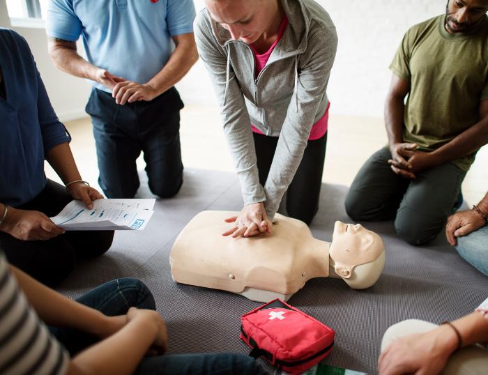 first aid class learning cpr